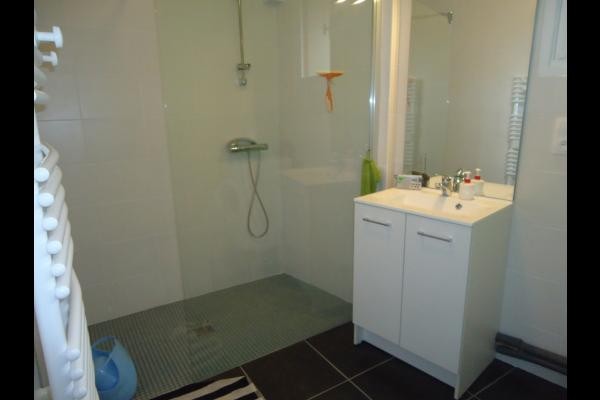 Gîte Chez Gabrielle Maison avec grande terrasse au coeur d'Auzances en Creuse limite Auvergne et Chaîne des Puys (UNESCO) Salle de bain avec grande douche italienne