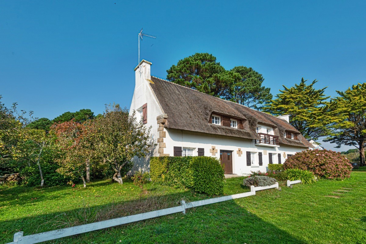 Thatched cottage for 4 surrounded by greenery