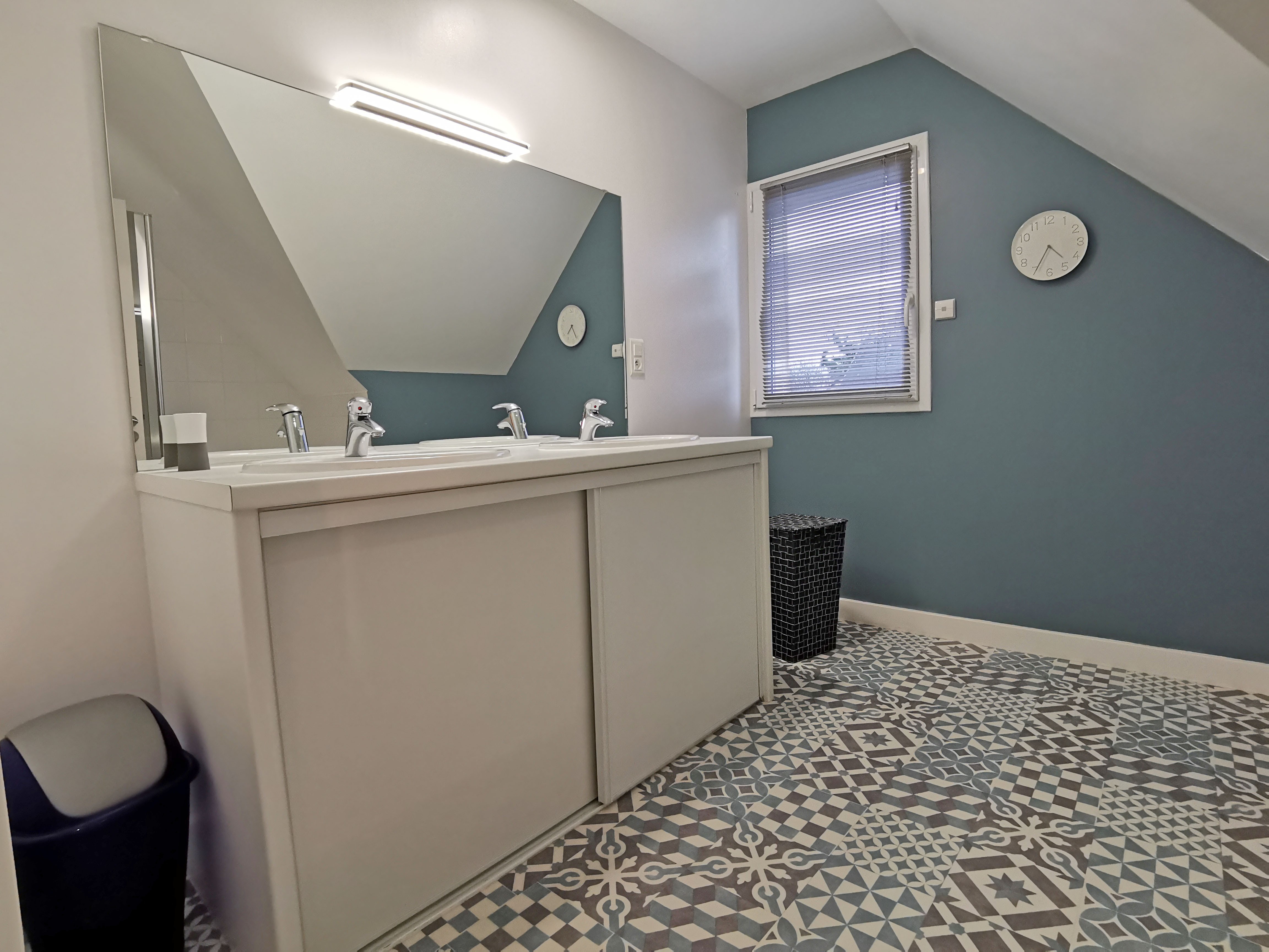 Bathroom with double washbasin