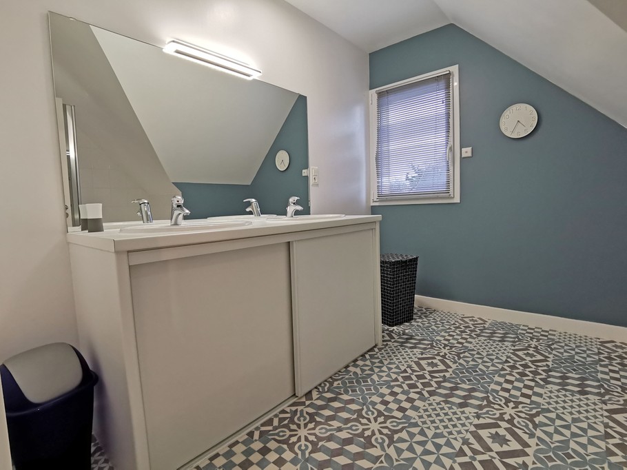 Bathroom with double washbasin