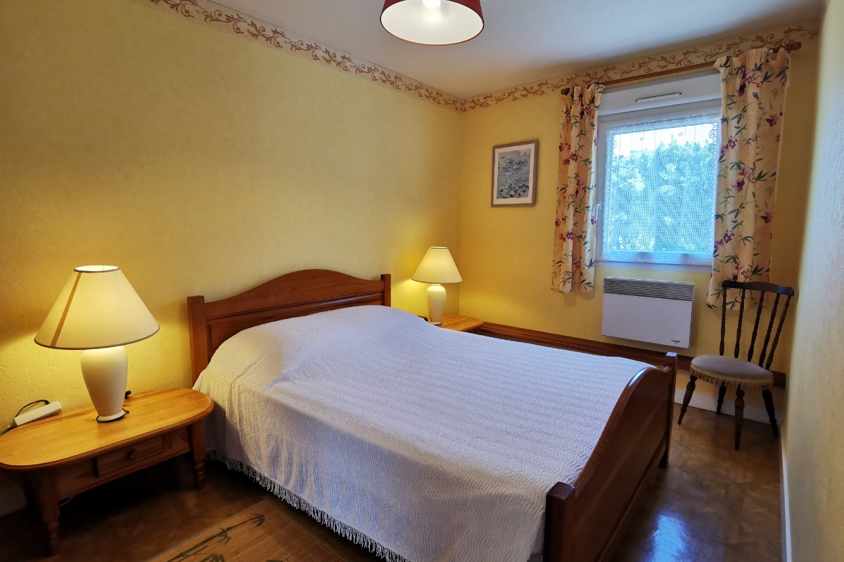 une chambre au rdc avec un lit 140