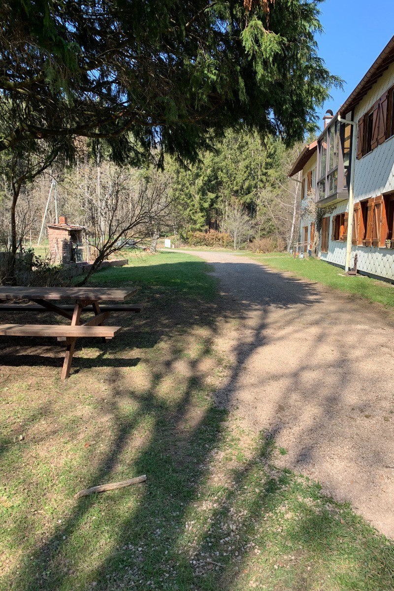 Espace table bois jardin ombragé - Gîte la Belle Vue
