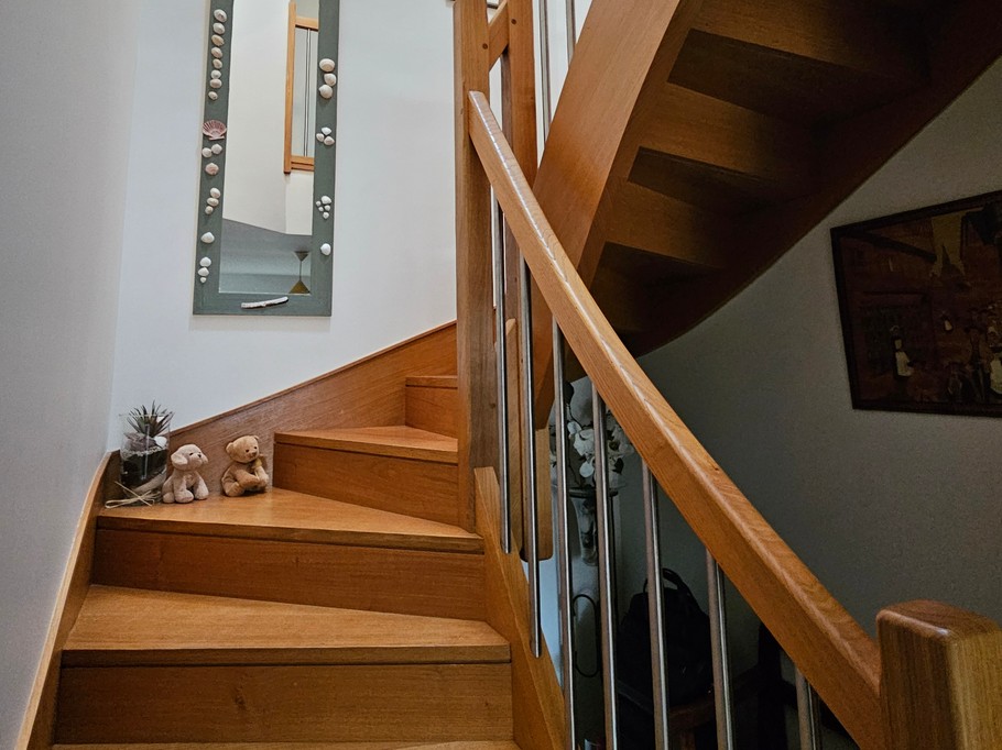 Separate entrance. A few steps and then a staircase lead up to the independent studio.