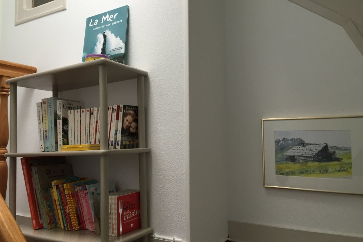 En montant à la chambre de l'étage.