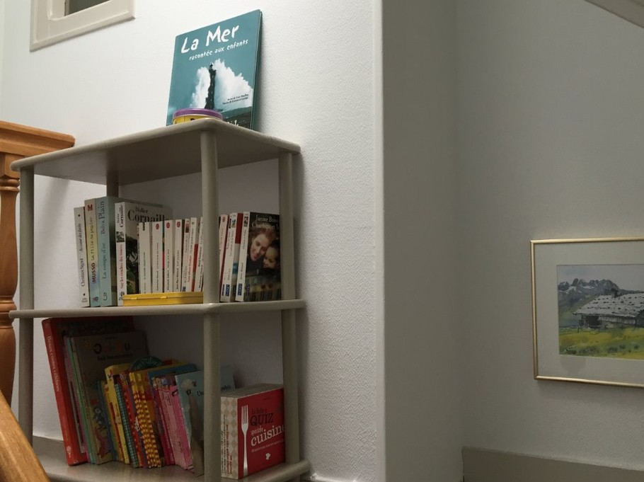 En montant à la chambre de l'étage.