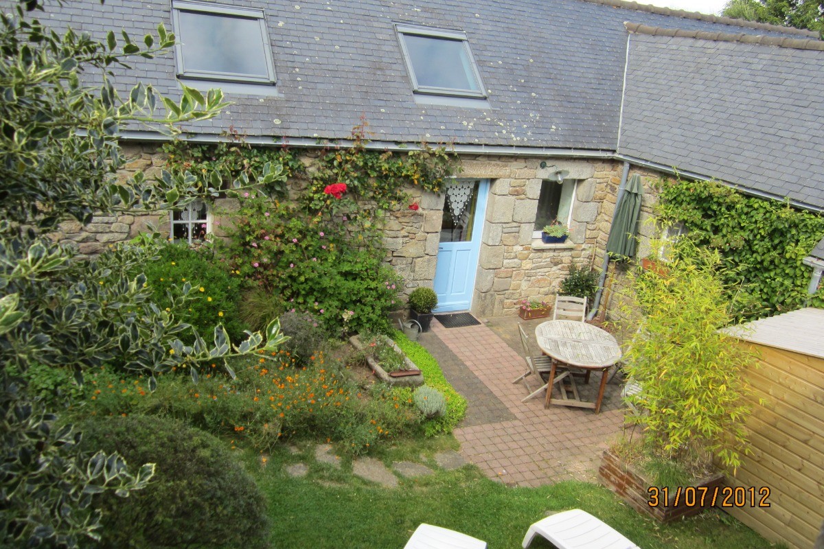 Vue d'ensemble de la maison et de son jardin