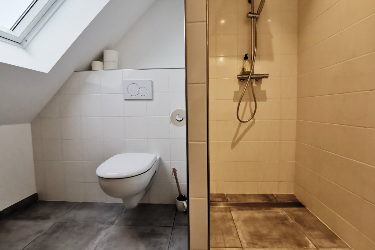 Salle d'eau avec WC privative à la chambre 2