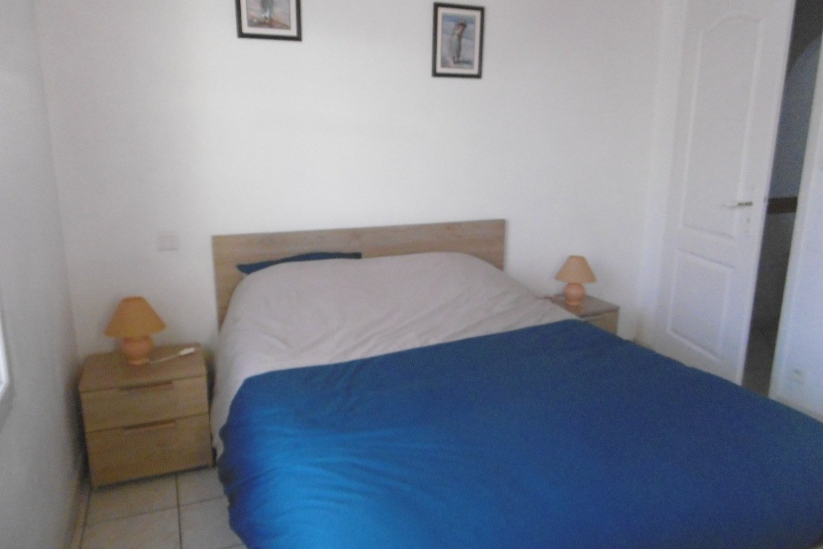 Chambre 1 avec un lit en 140