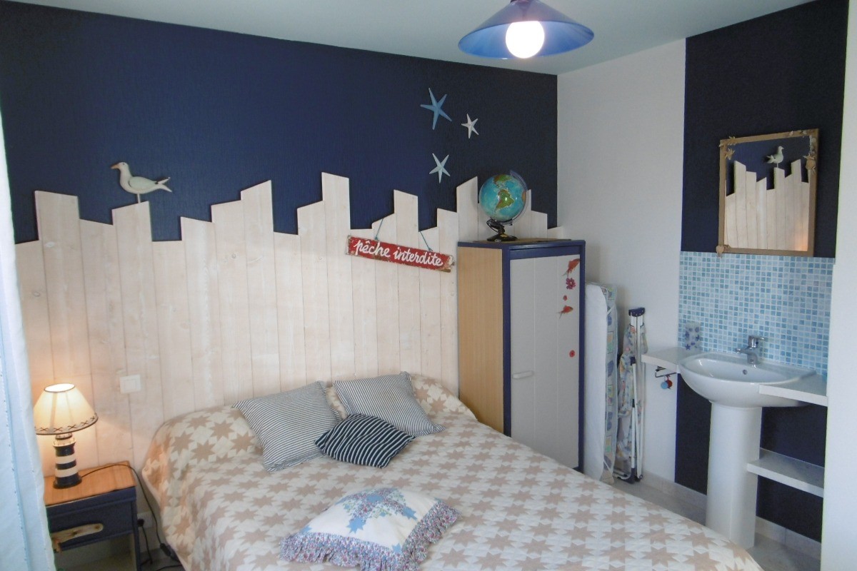 Chambre 1 avec un lit en 140