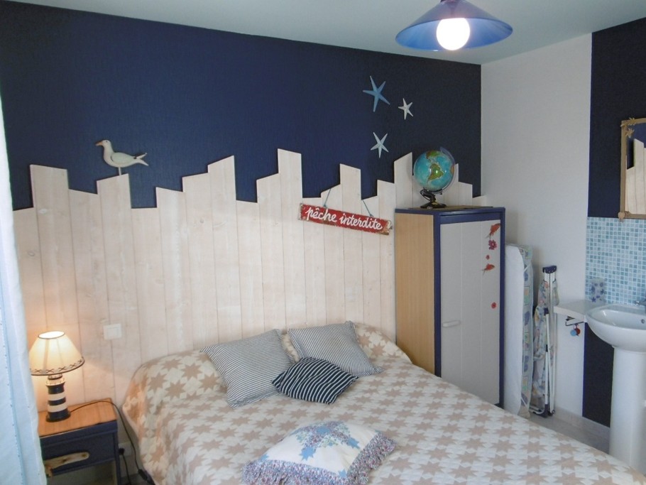 Chambre 1 avec un lit en 140