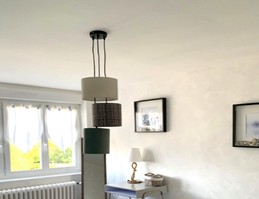 Chambre indépendante pour 2 personnes (lit 140 cm) avec rangements, penderie et coin bureau.