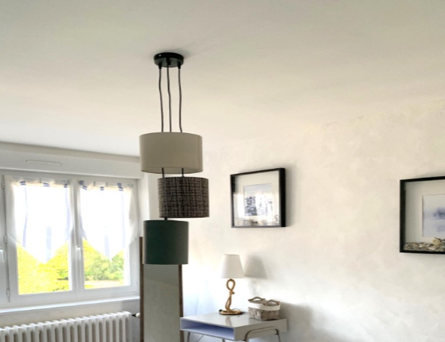 Chambre indépendante pour 2 personnes (lit 140 cm) avec rangements, penderie et coin bureau.