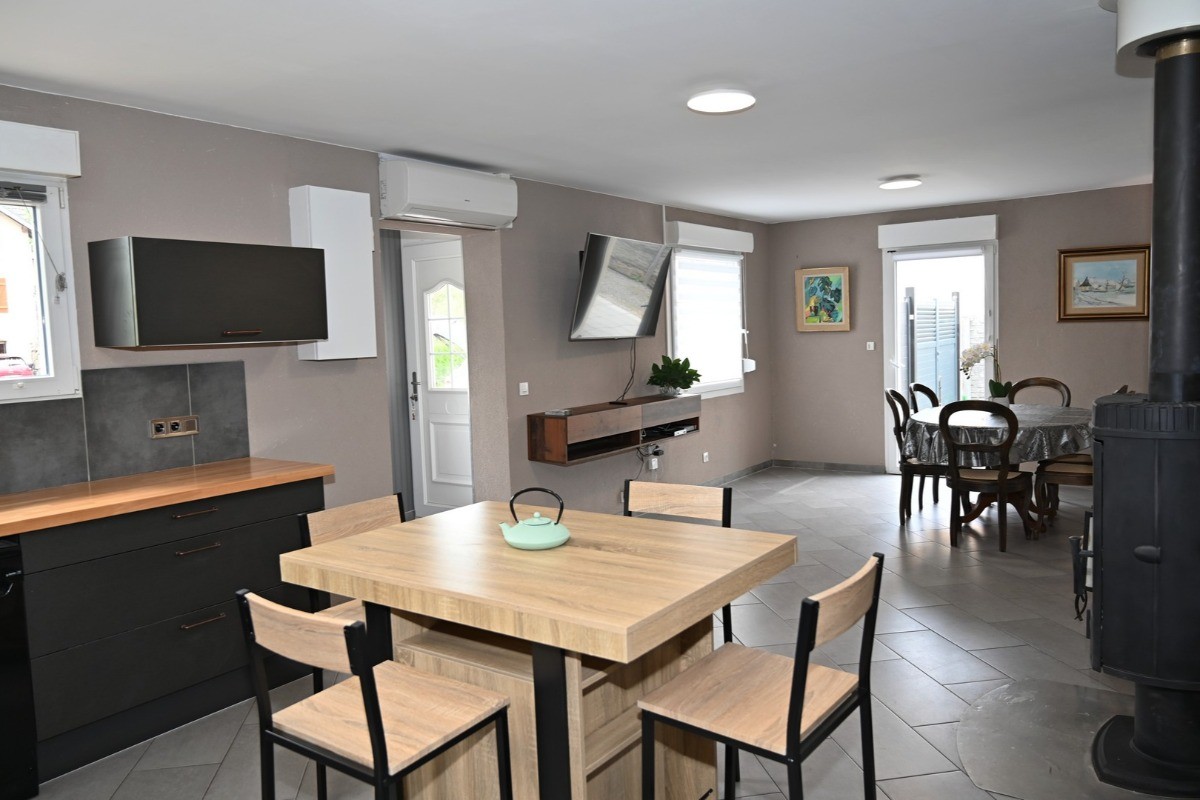 Coin cuisine et séjour - Maison moderne et confortable ©JLouis Mallaisé