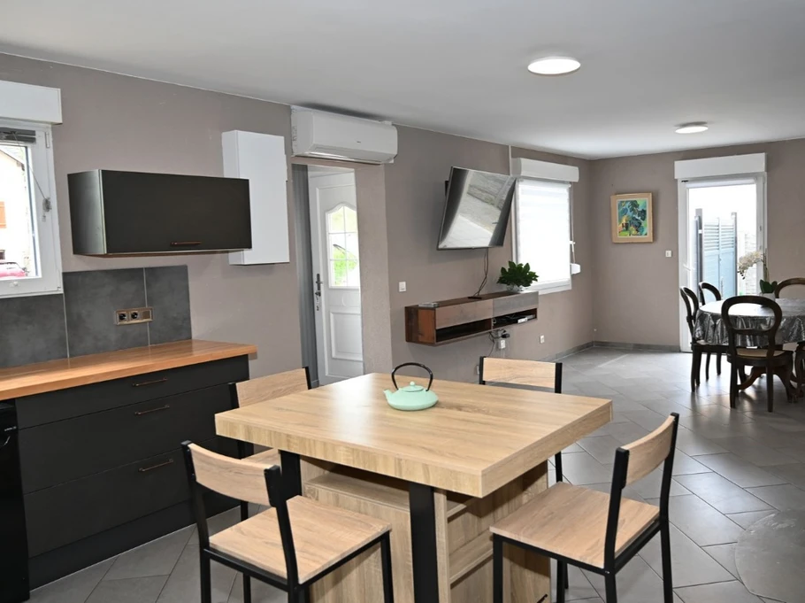 Coin cuisine et séjour - Maison moderne et confortable ©JLouis Mallaisé