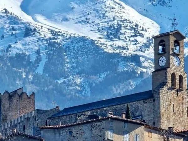 Studio rez de jardin vue latérale montagne vernet les bains