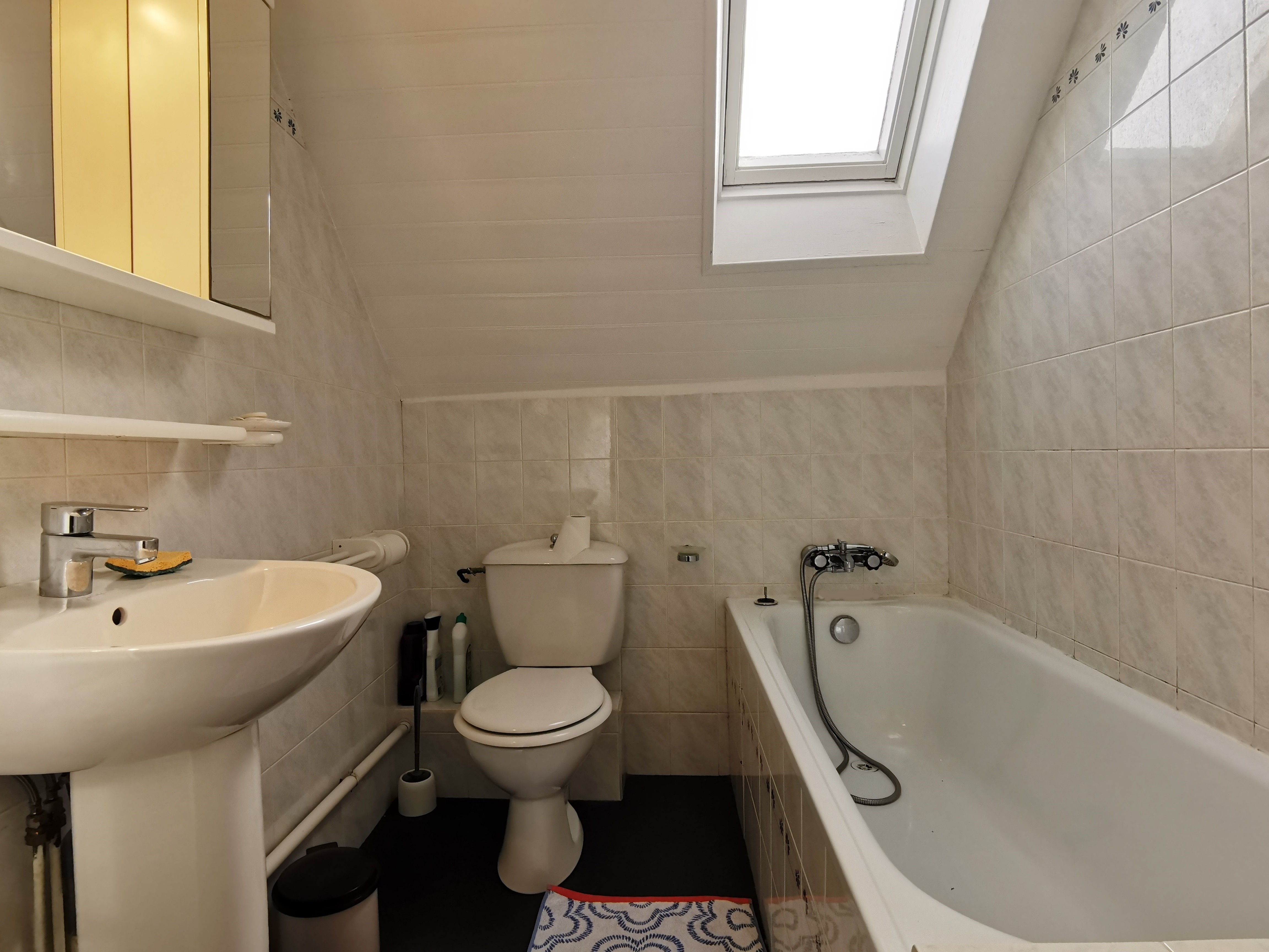 Etage: salle de bain avec WC