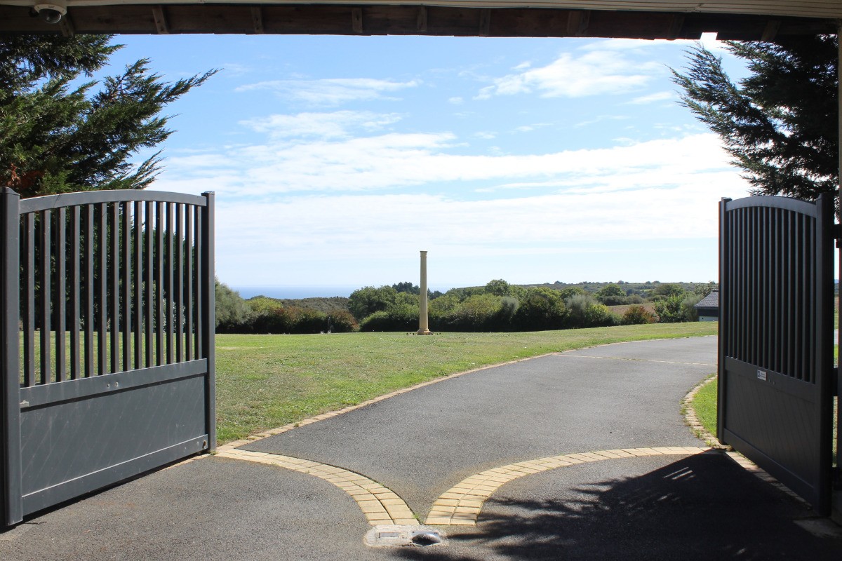 Le porche d'entrée avec vue sur mer