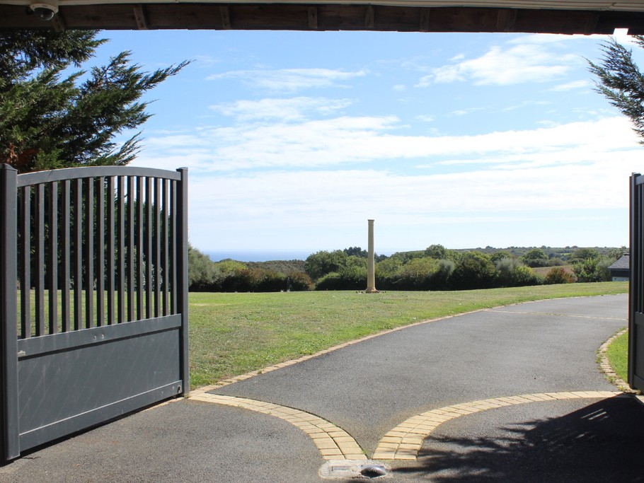 Le porche d'entrée avec vue sur mer