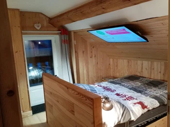 chambre avec le lit double donnant sur le balcon