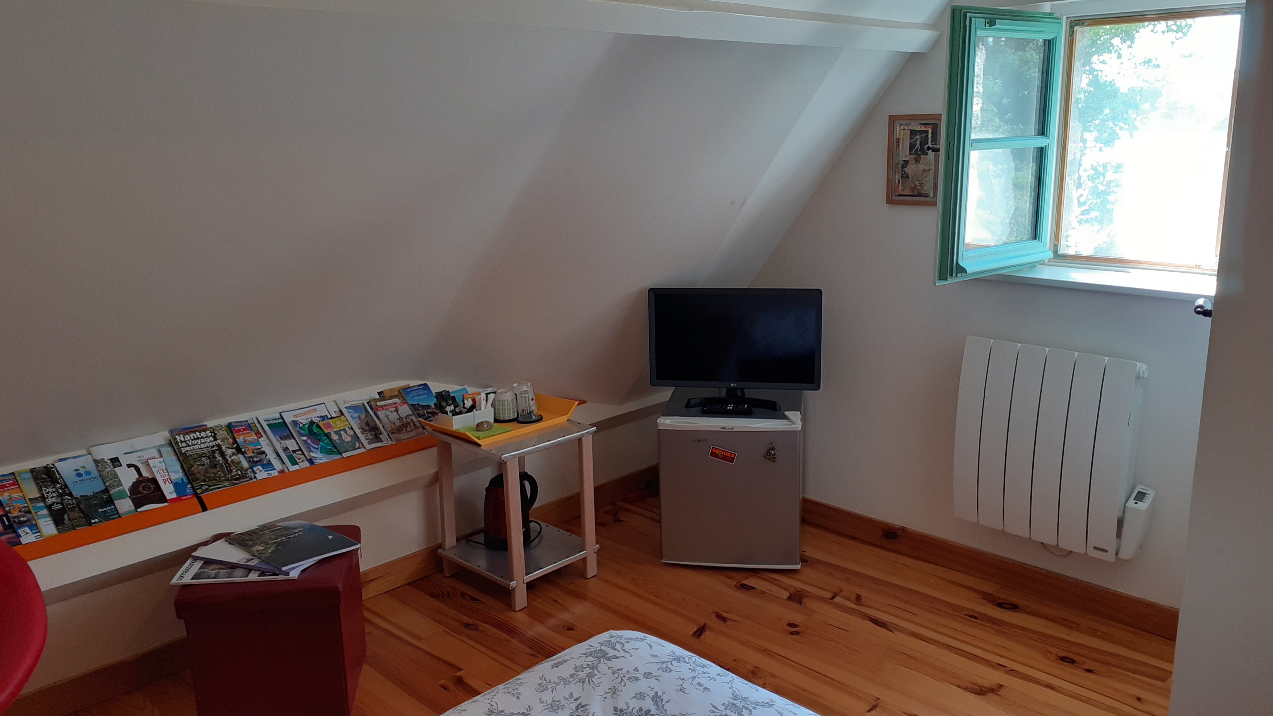 TV, min firgo et prospectus dans votre chambre