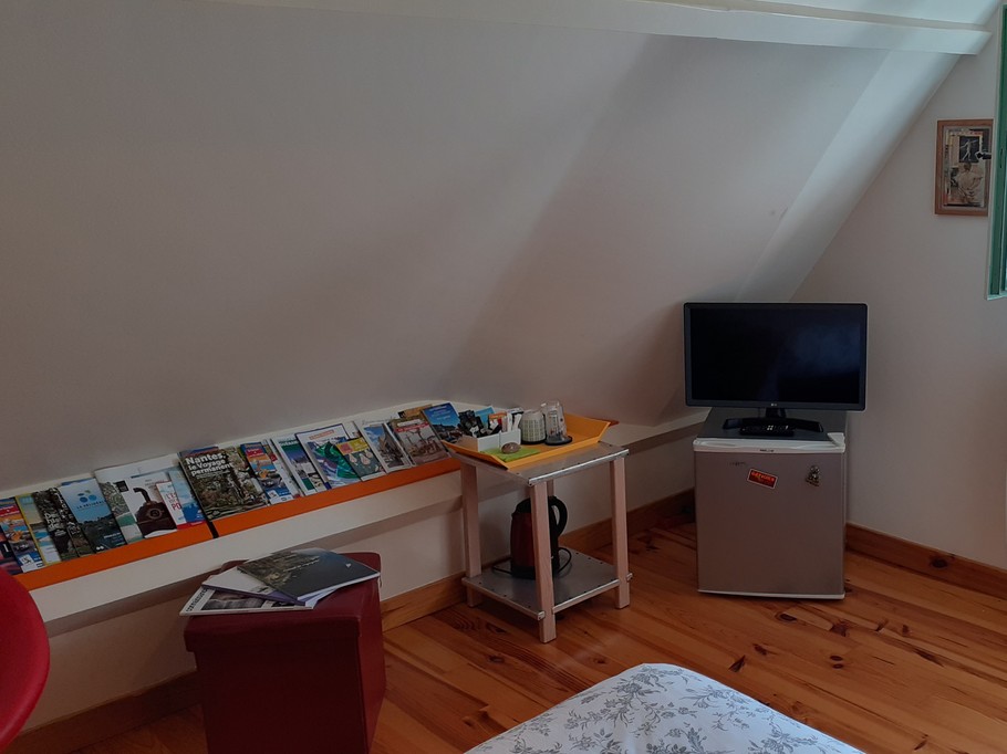 TV, min firgo et prospectus dans votre chambre