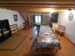 Rez-de-chaussée : séjour-cuisine avec cheminée (insert).