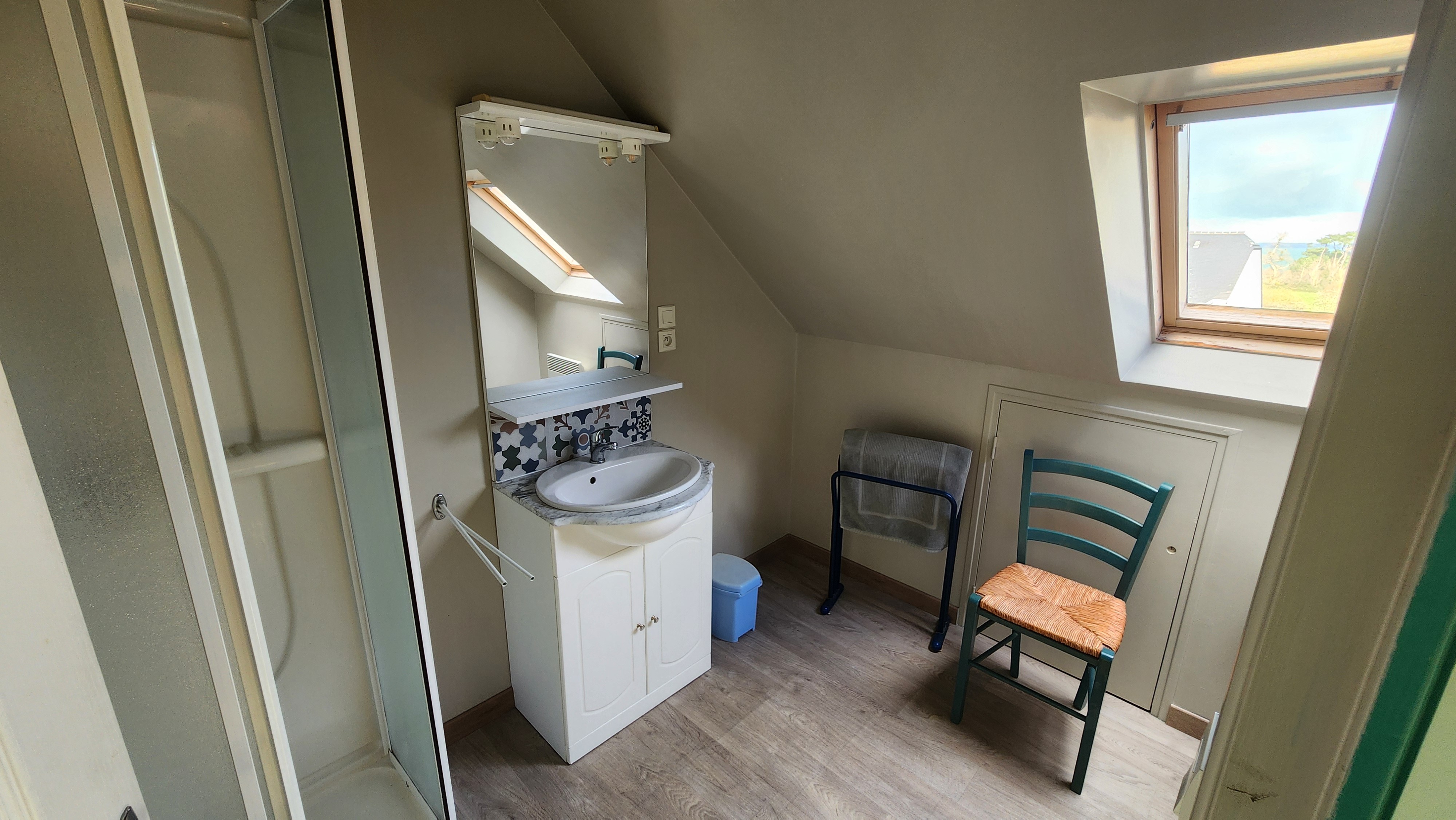 Salle d'eau à l'étage avec douche et deux vasques