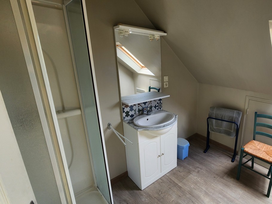 Salle d'eau à l'étage avec douche et deux vasques
