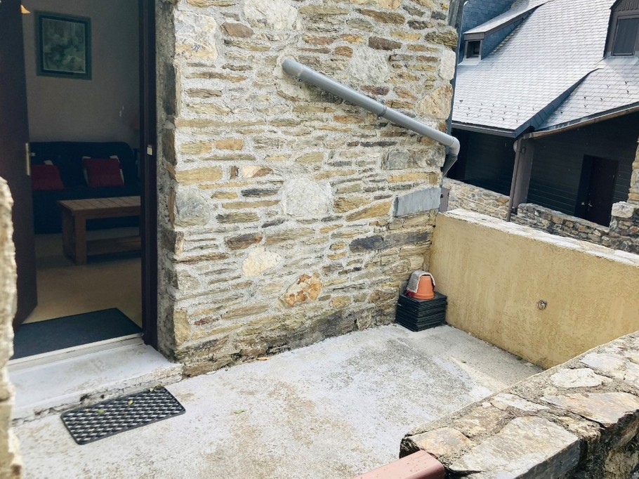 Terrasse fermée et entrée du logement