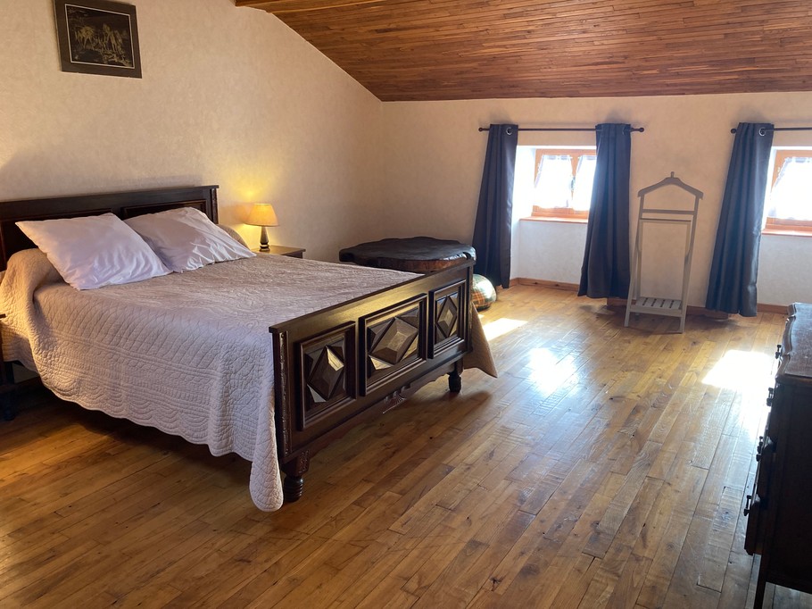 2ème chambre à l'étage lit 140