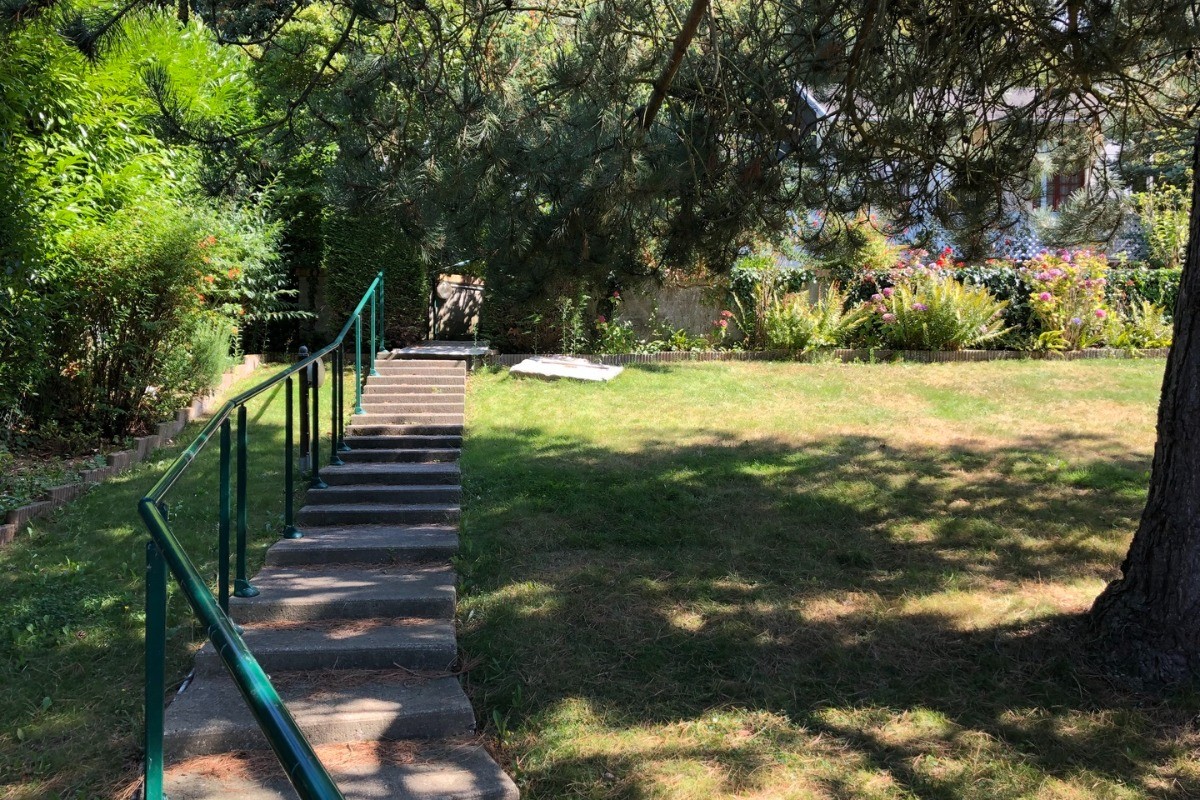 Jardin vue du portail du parking