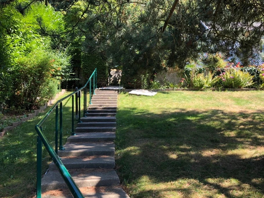 Jardin vue du portail du parking