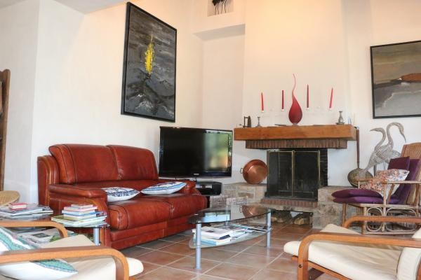 Espace salon avec ses deux canapés cuir. De l'espace pour huit.