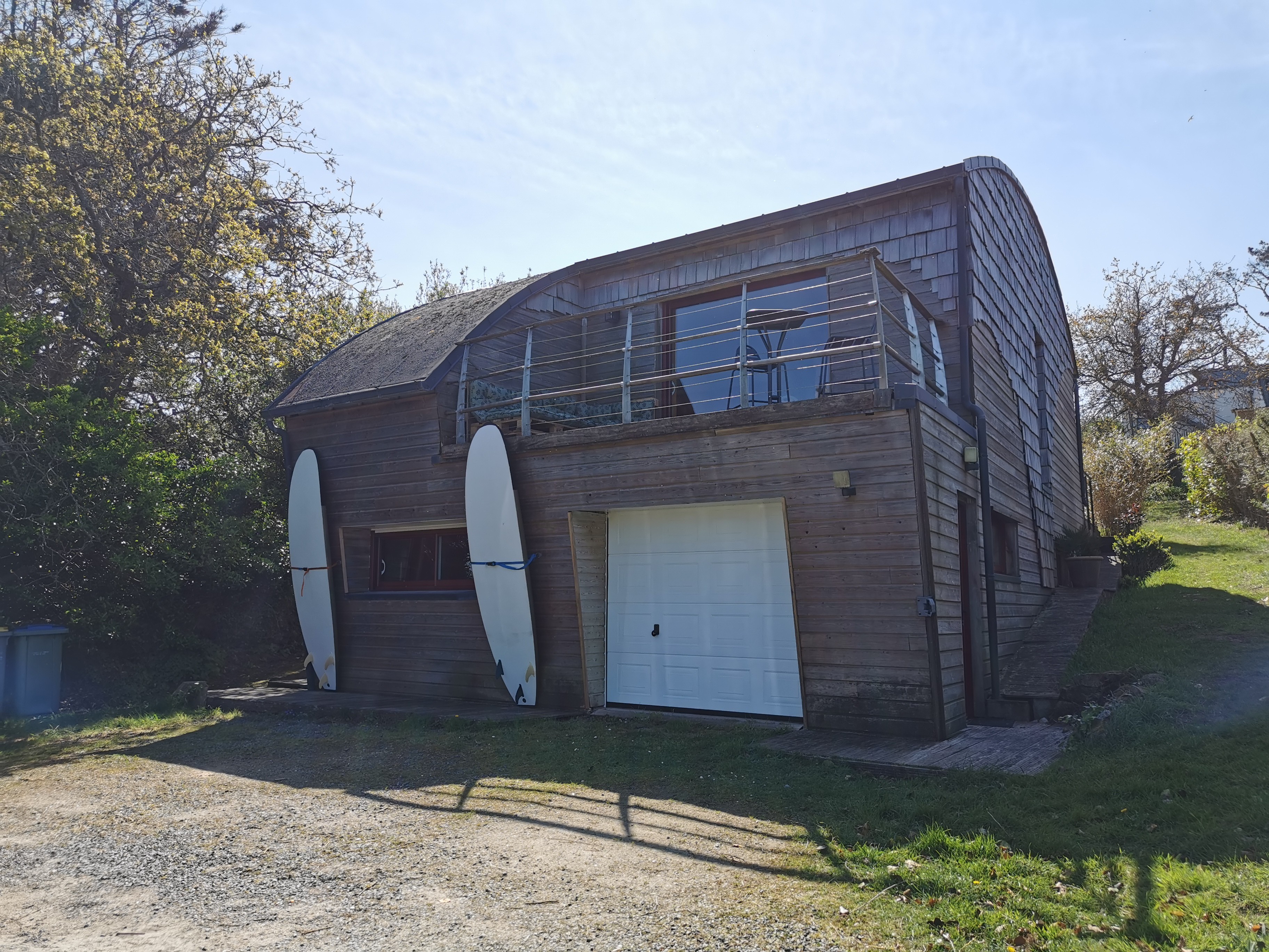 Maison en bois avec vue sur la nature et la mer