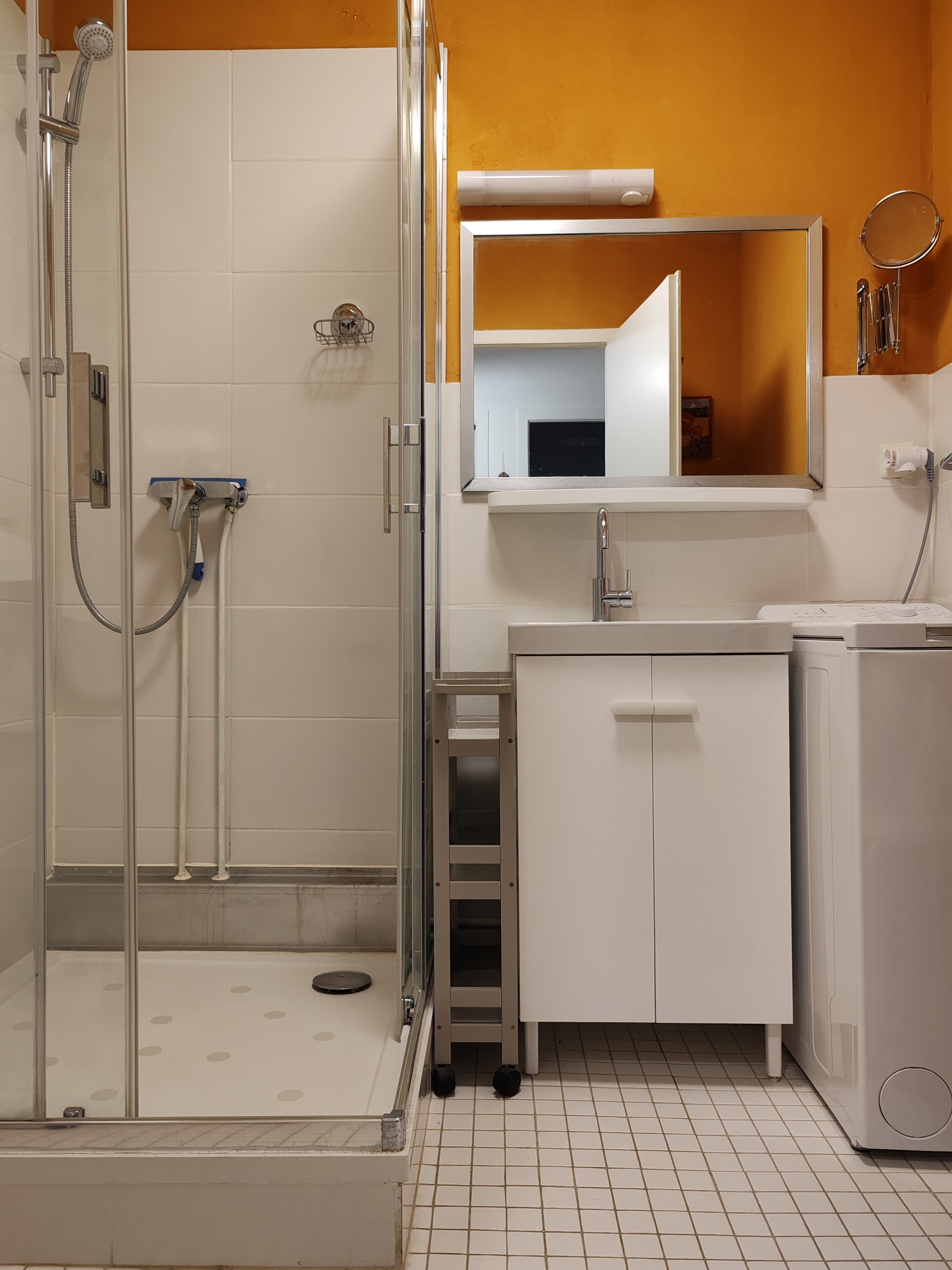 Shower room (LL, hairdryer)