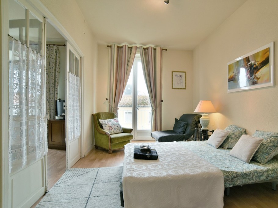 Canapé lit confortable pour 2 personnes déplié, dans le salon.