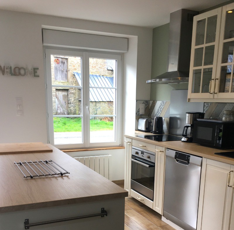 Cuisine ouverte très bien équipée pour la préparation de repas pour toute la tribu.