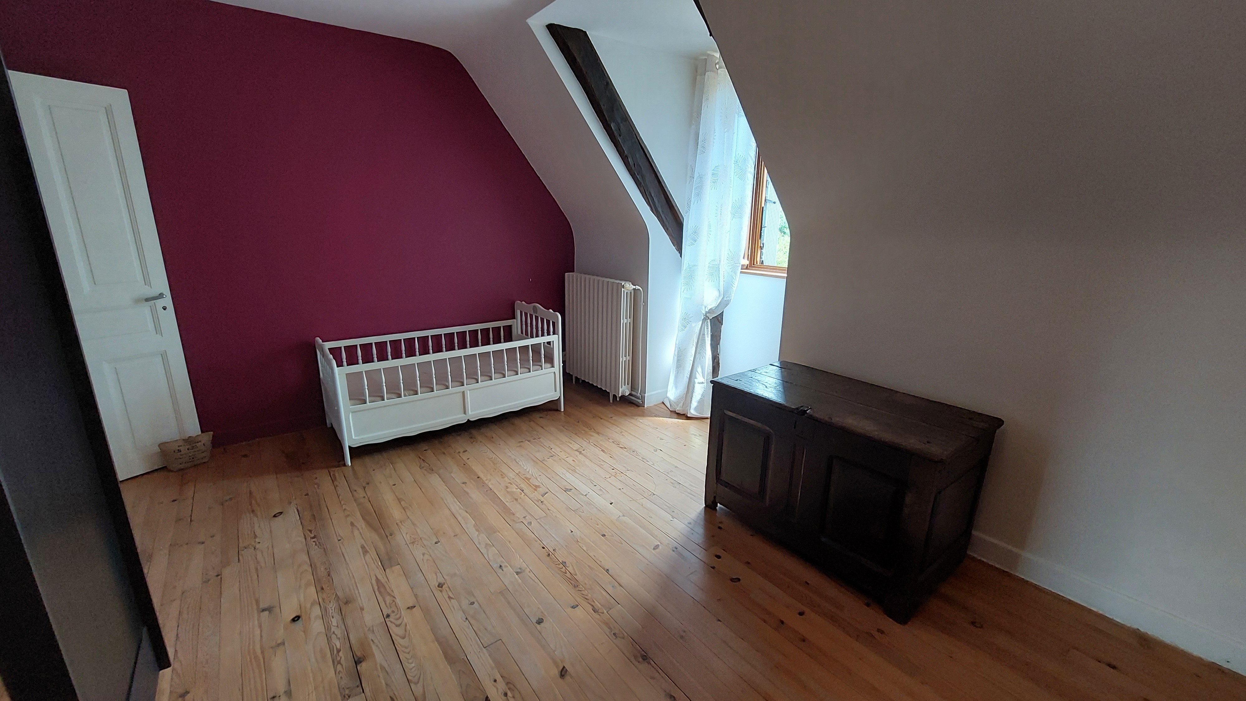 Chambre Violette avec lit bébé