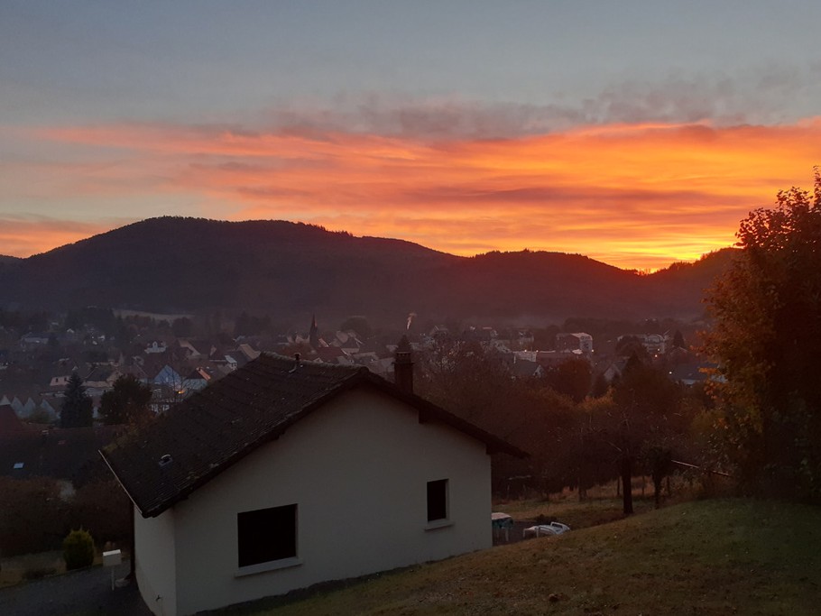 Chalet avec lever du soleil