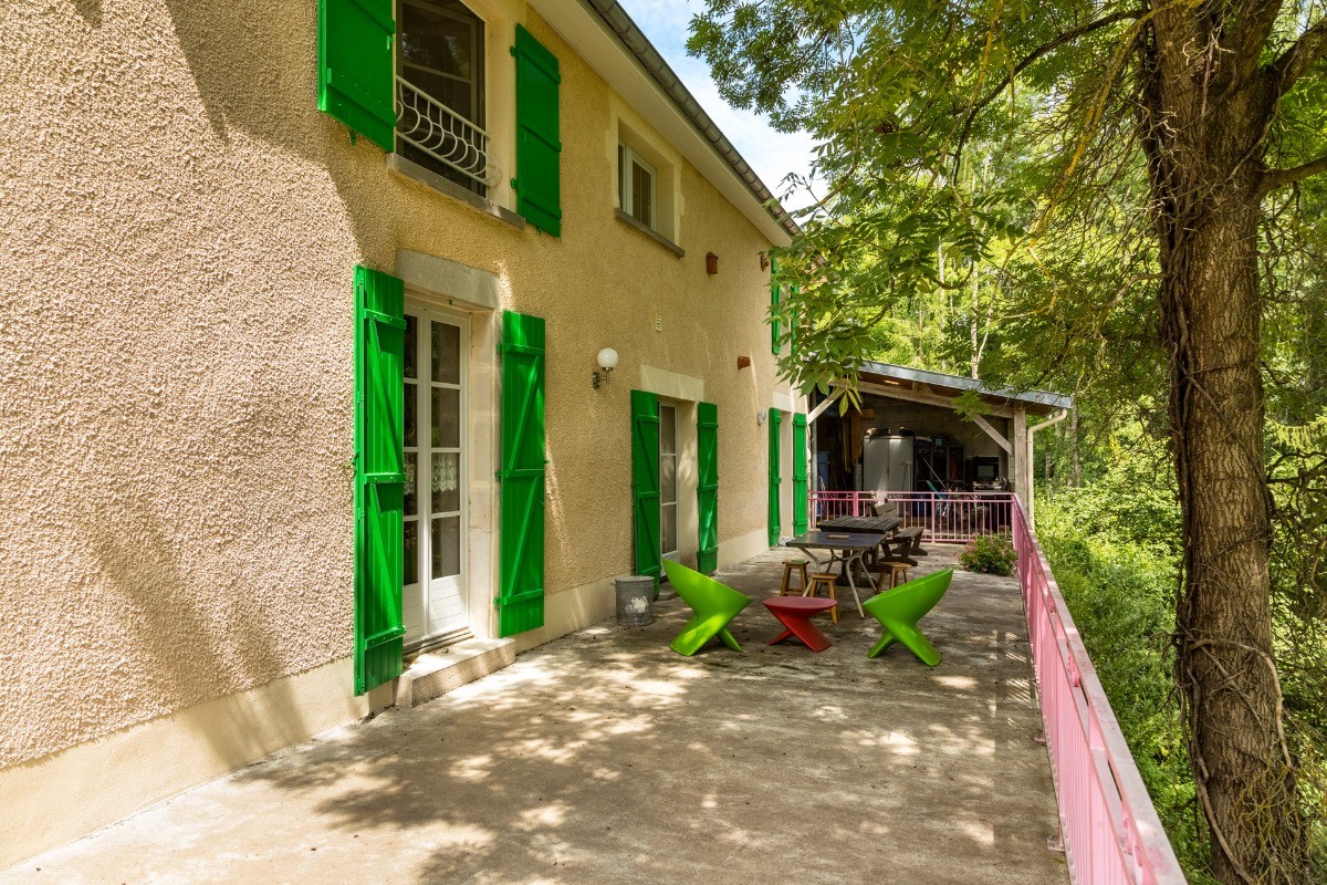 Terrasse ombragée - Bienvenue au Pays de Jeanne