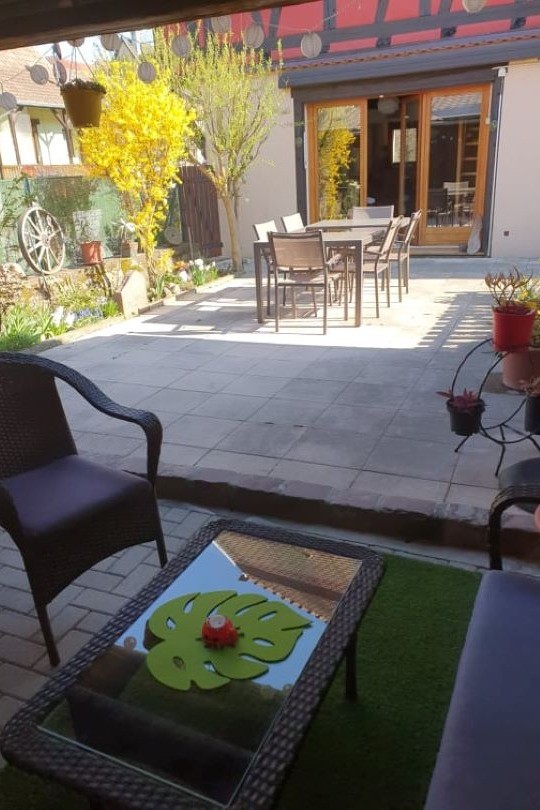 terrasse et véranda (porte fenêtre chez les propriétaires)