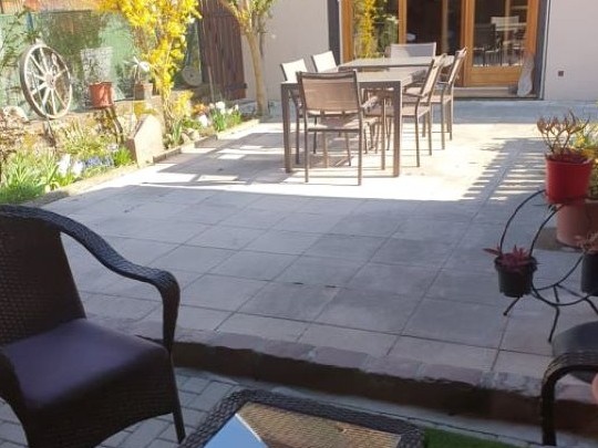 terrasse et véranda (porte fenêtre chez les propriétaires)