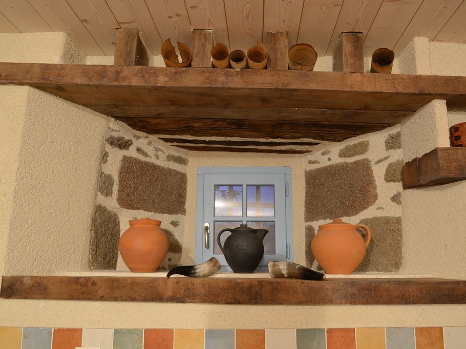 Cuisine très bien équipée, de plain pied, avec séjour pour d'agréables repas. Découvrez quelques ustensiles de cuisine et livres de recette d'époque médiévale pour les plus mordus !