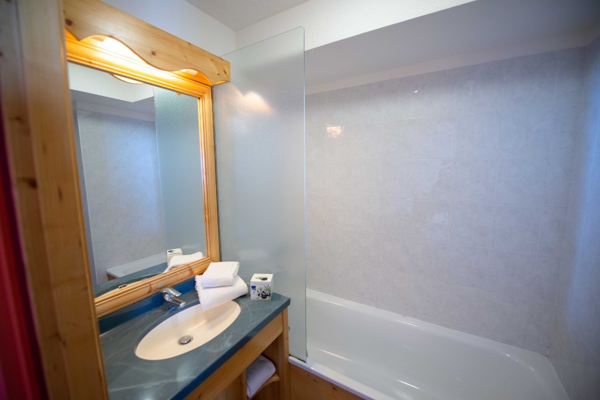 4 chambres avec une salle de bain avec baignoire