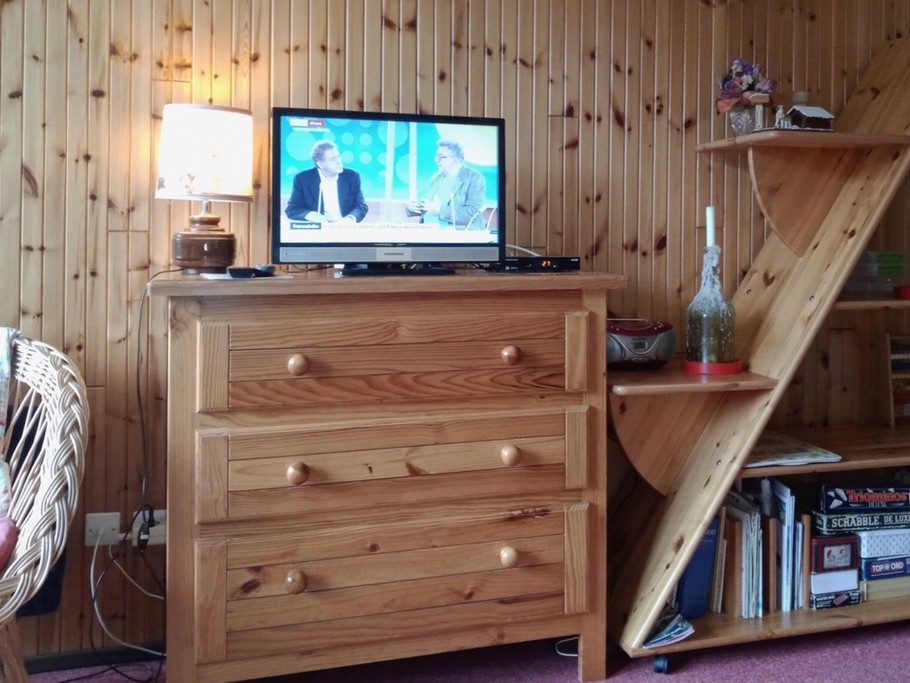 Meuble bas, télévision, jeux, documentation