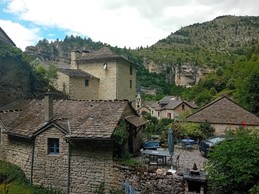 Vue du village Saint-Chély-du-Tarn, l'un des plus beaux villages des Gorges du Tarn