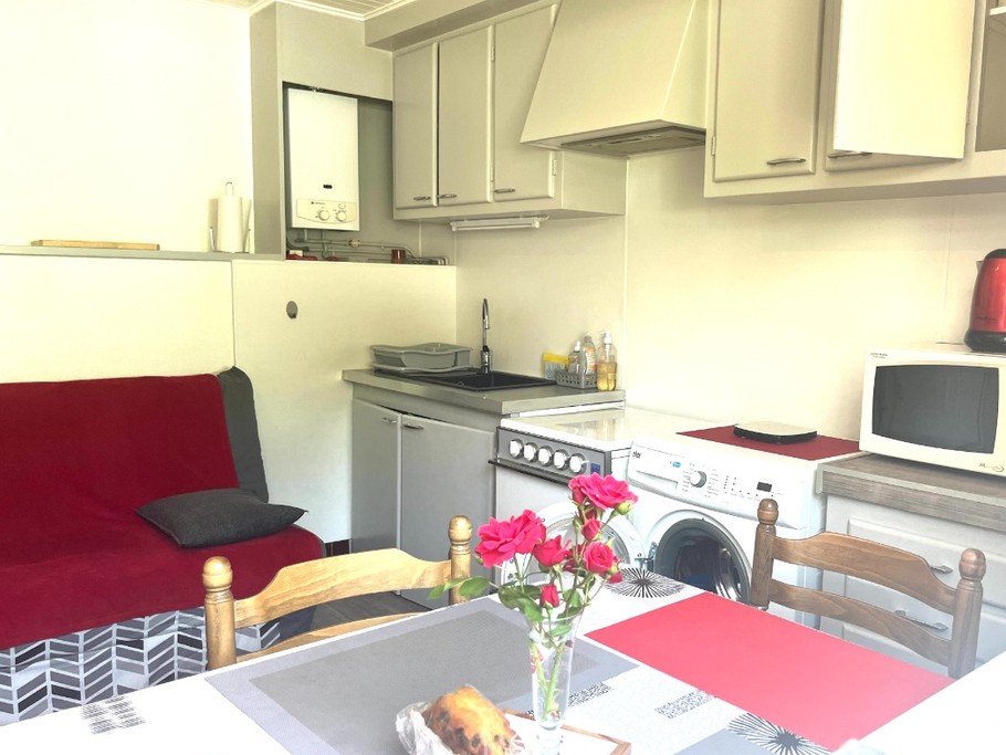 Grande cuisine avec coin repas