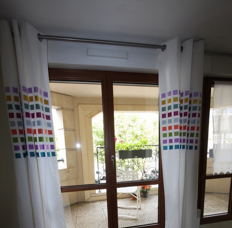 Espace salon avec vue sur loggia et avenue de Longueil