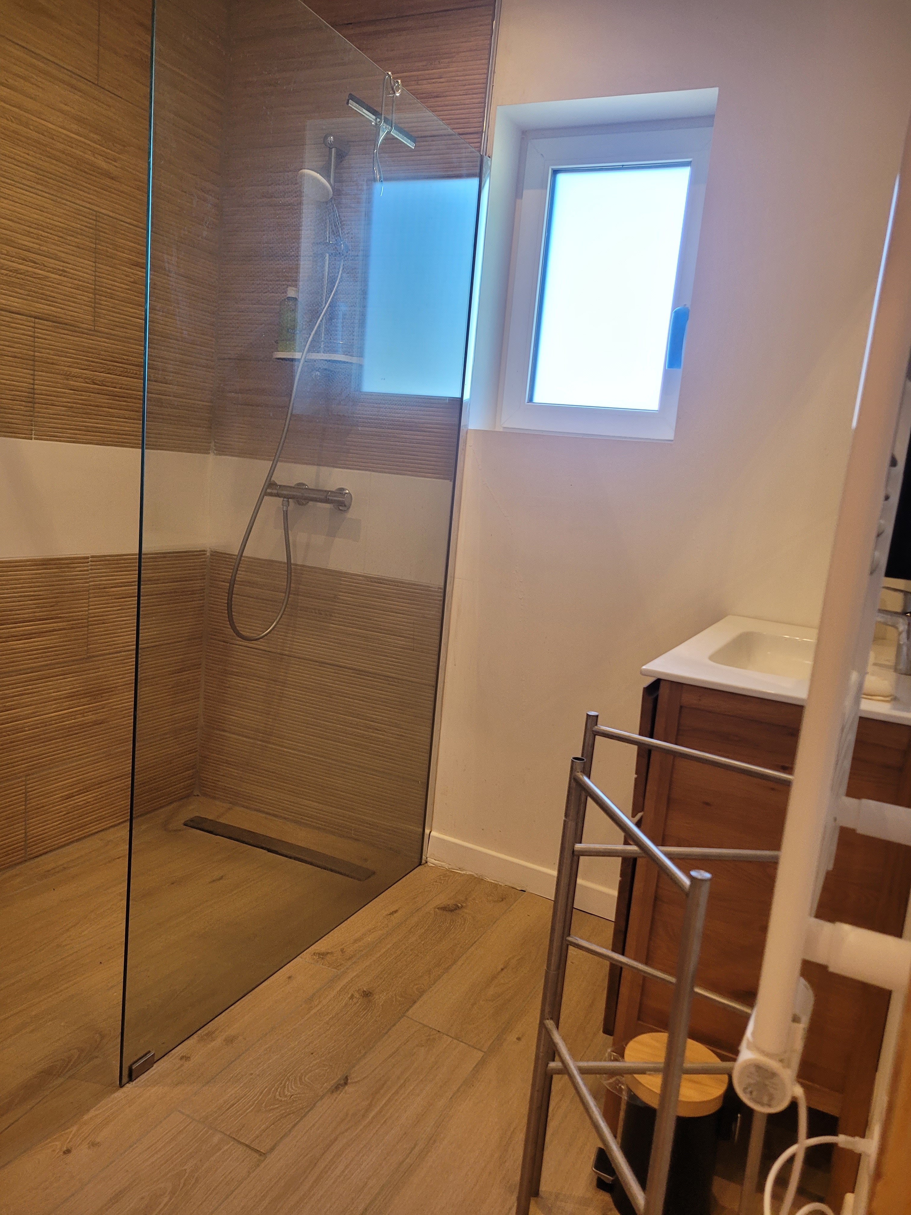 Palluel, Clévacances holiday rental in Plourhan, bathroom with walk-in shower