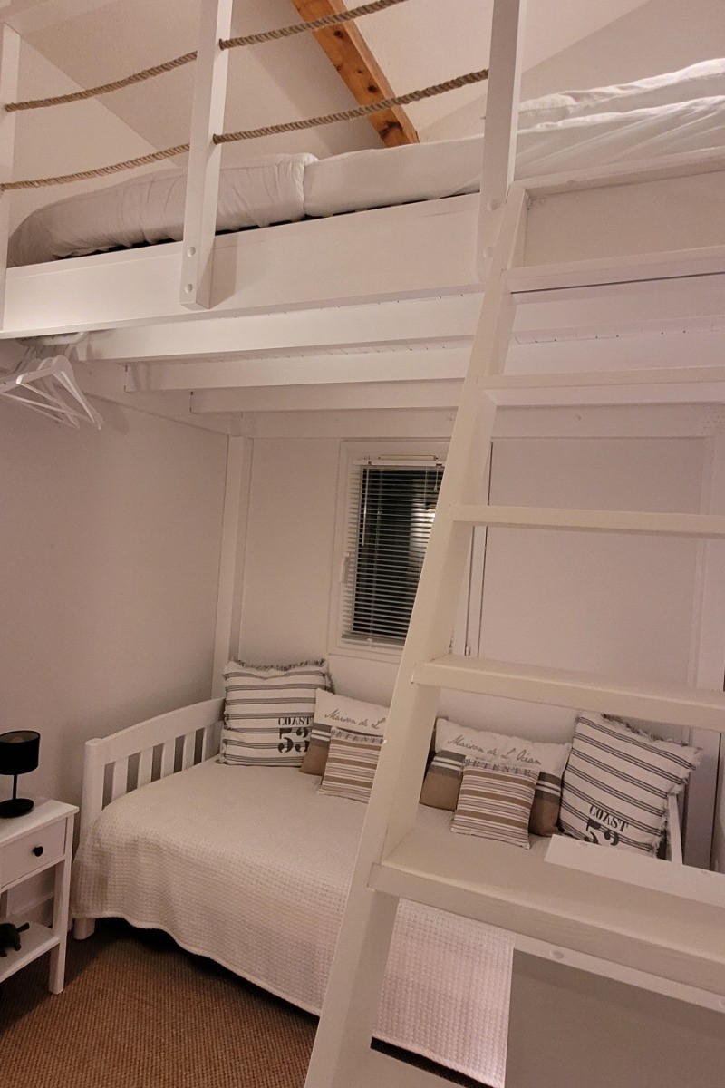 Chambre avec mezzanine 2 couchages à l'étage et agréable espace de repos au rdc